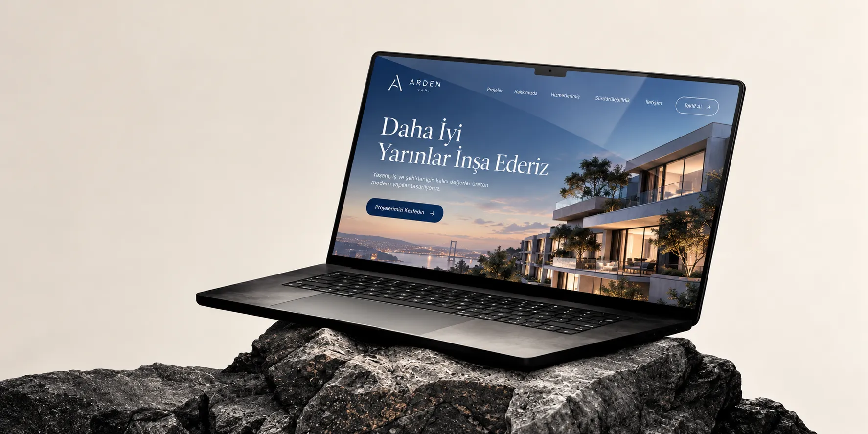 Kaya üzerinde açık dizüstü bilgisayarda inşaat firması web sitesi